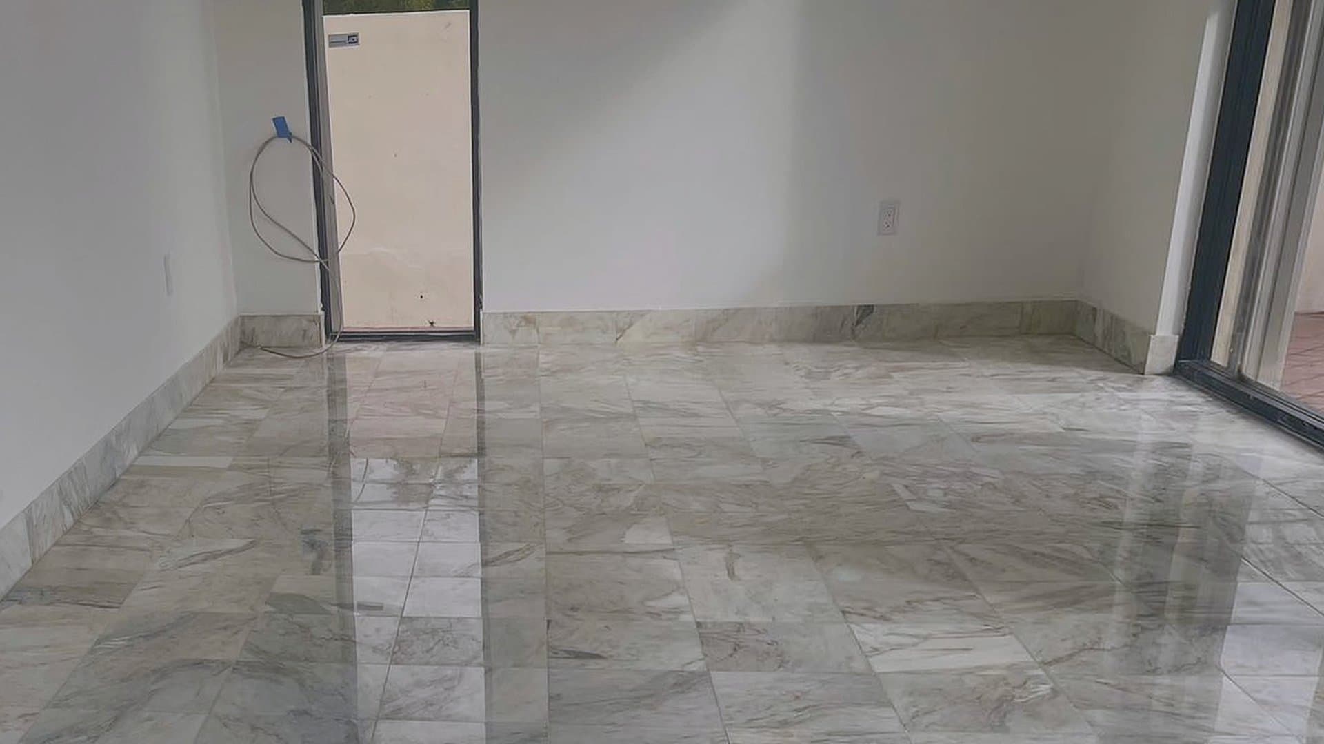 El mismo piso de mármol después del afinado y el pulido
