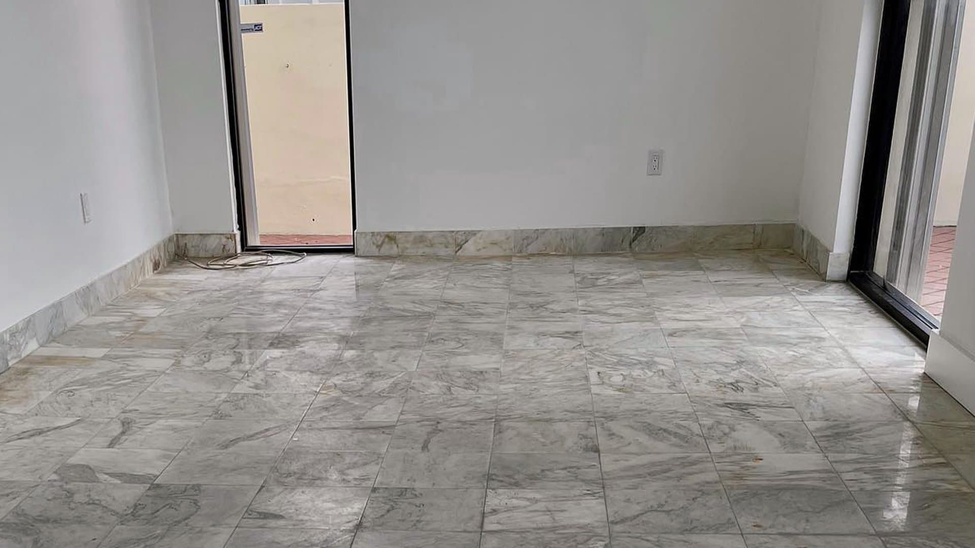 Piso de mármol opaco en una habitación vacía antes de la restauración