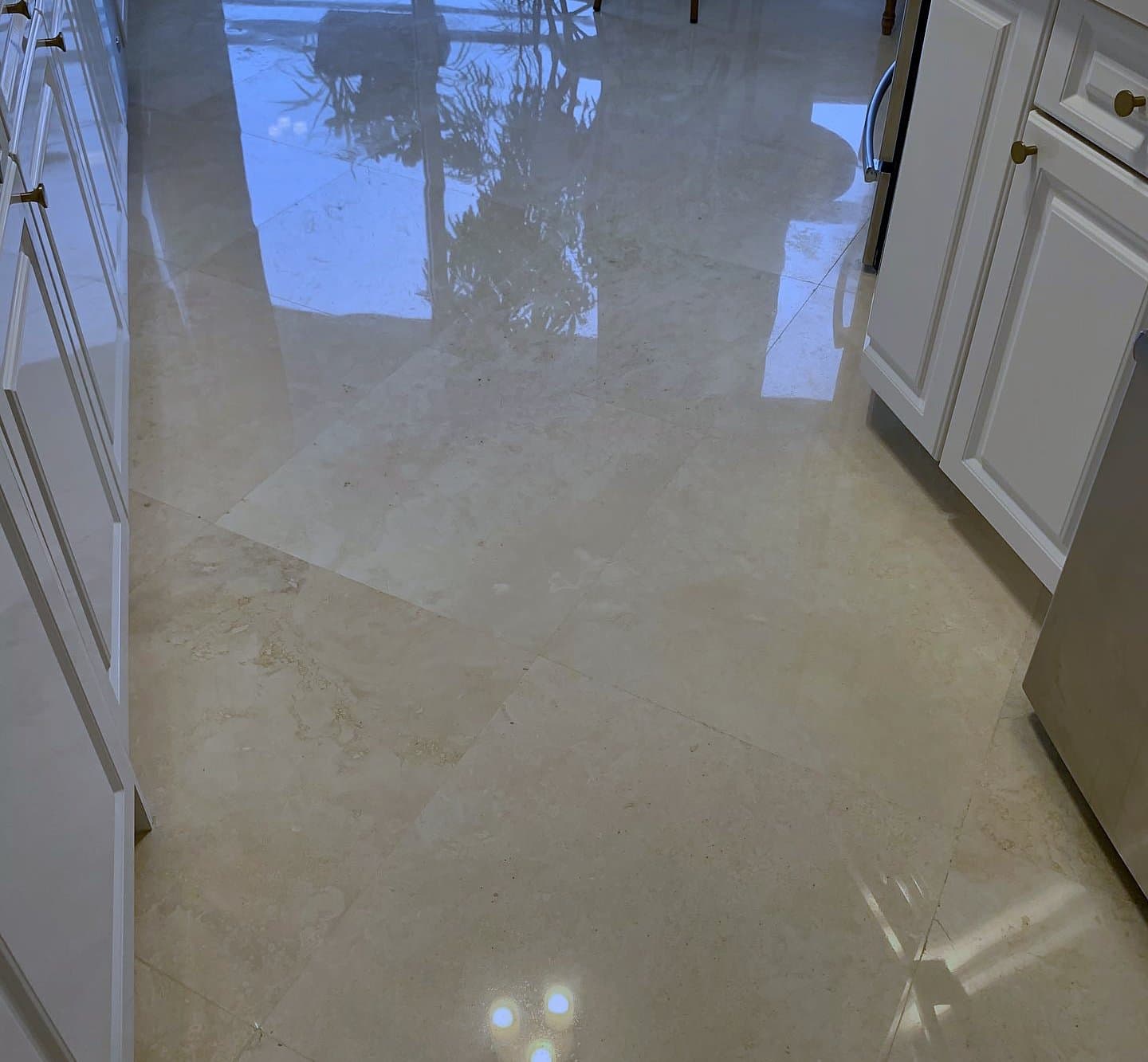 Piso de cocina de mármol pulido hasta un reflejo claro