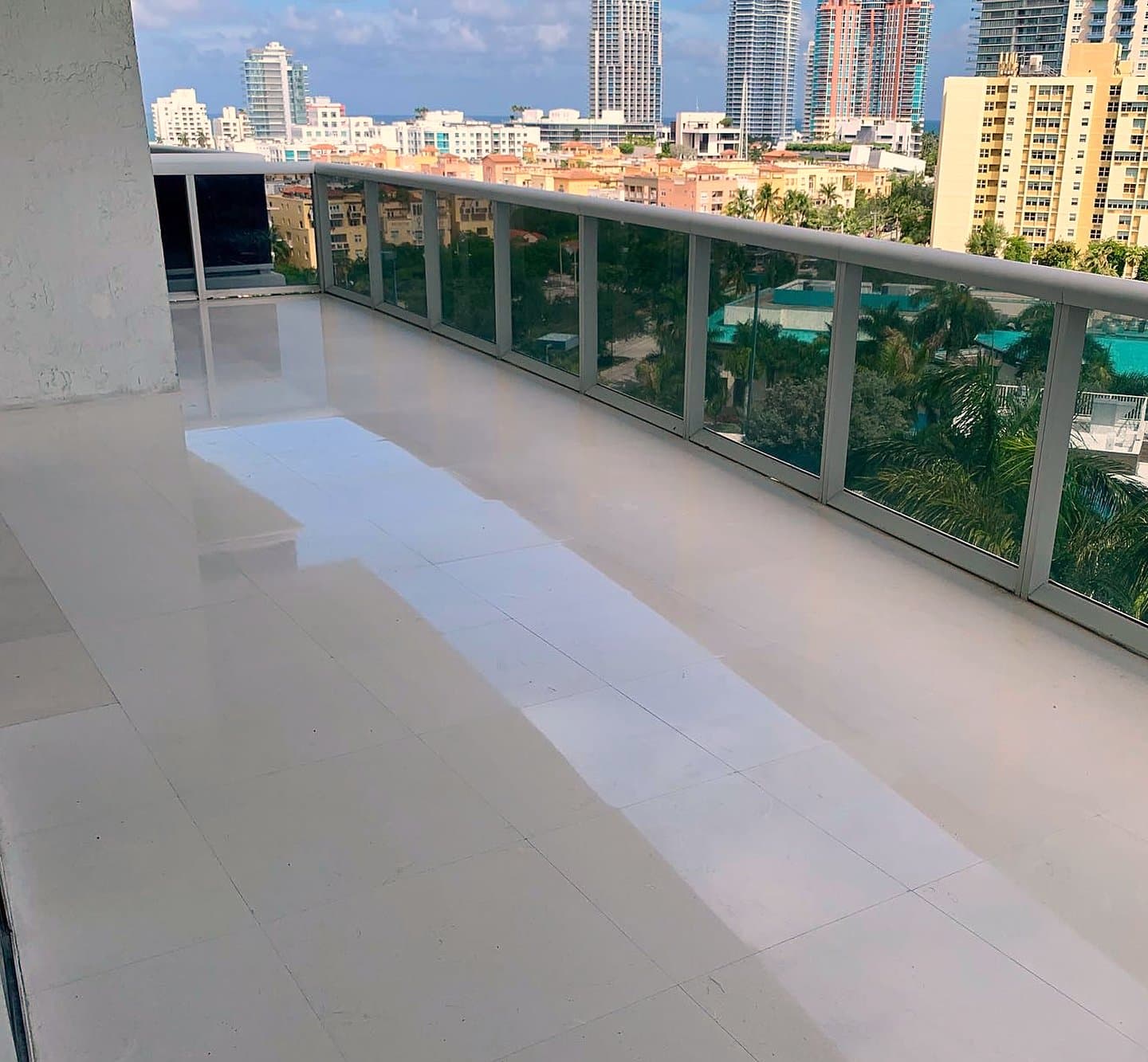 Piso de caliza restaurado en un balcón con vista a la ciudad
